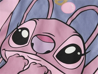 Detaljebillede af stitch print på Name It bluse purple impression med Stitch motiv